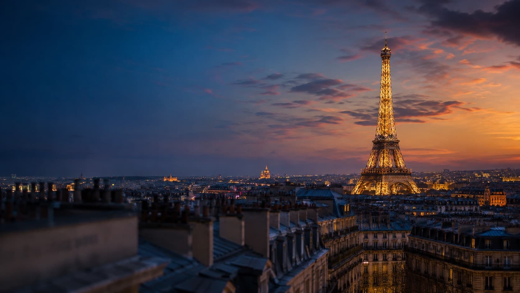 Paris'te gün batımında Eyfel Kulesi